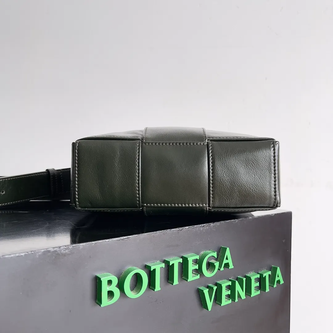Batch 1640 BOTTEGA VENETA's new mini cassette camera bag. What a beautiful design. This noble one is really unique. The texture is also great. It matches the autumn and winter coat's great temperament. It can hold your various styles of matching, and the high-end double-fabric weaving design is also very NICE! In autumn and winter, it can be simply paired with a sweater or a jacket or a suit. The capacity is enough to hold some small items. The niche design is really amazing. I can’t praise this cool black woven handbag enough! You’ll fall in love with it at first glance, it’s so special~ Both the workmanship and appearance are superb! Style number: 795177 Size: 21*13*6.5cm